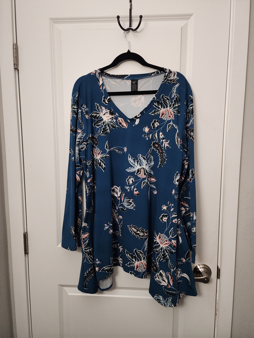 5/$25 Floral V-Neck Long Sleeve Tunic in Teal Blue